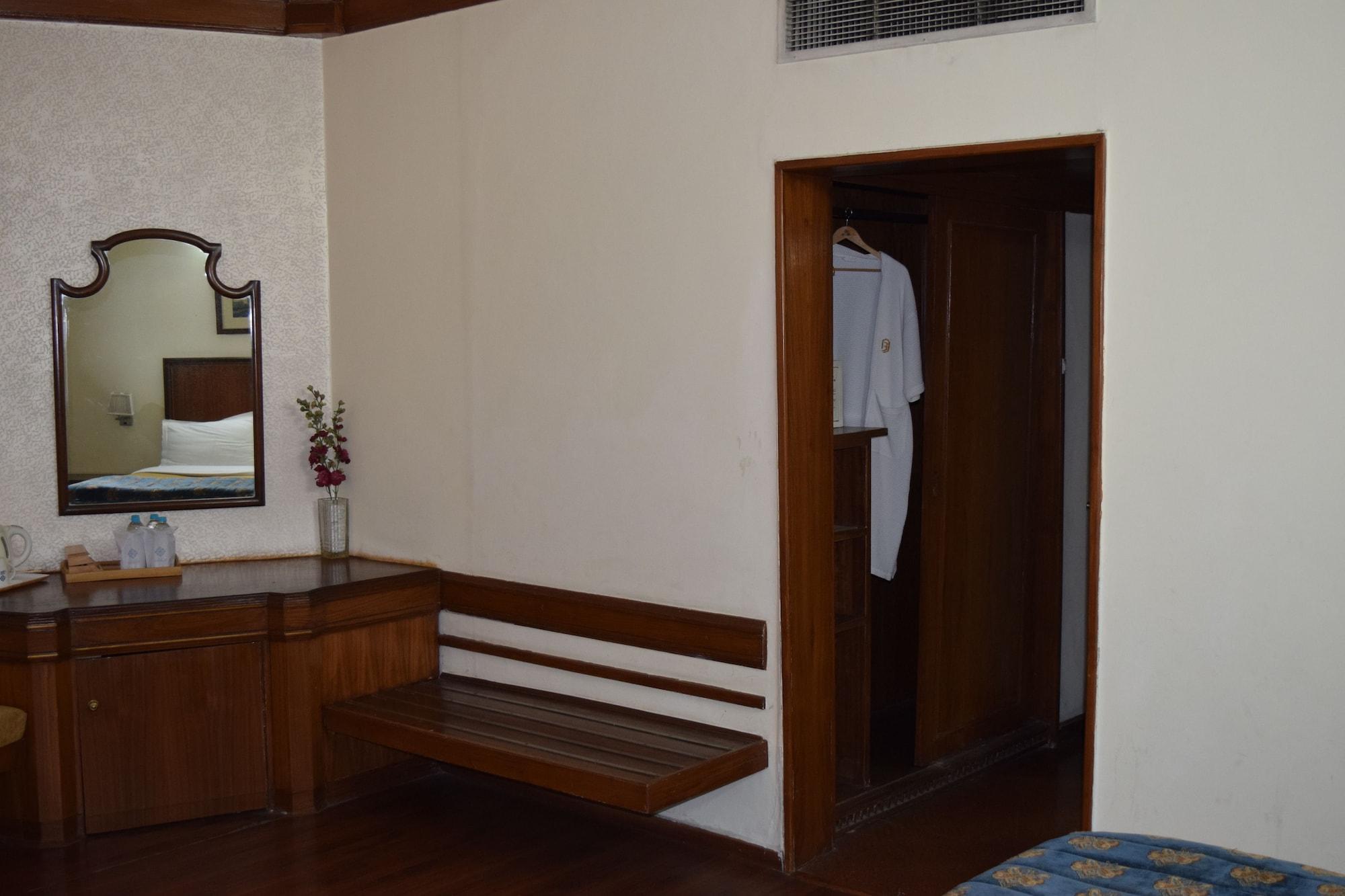 Hotel Samrat, Ню Делхи Екстериор снимка